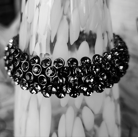 J. Crew Gunmetal Bezel Set Gray Smoke Rhinestone Crystal Stretch Bracelet NWOT - Picture 2 of 6
